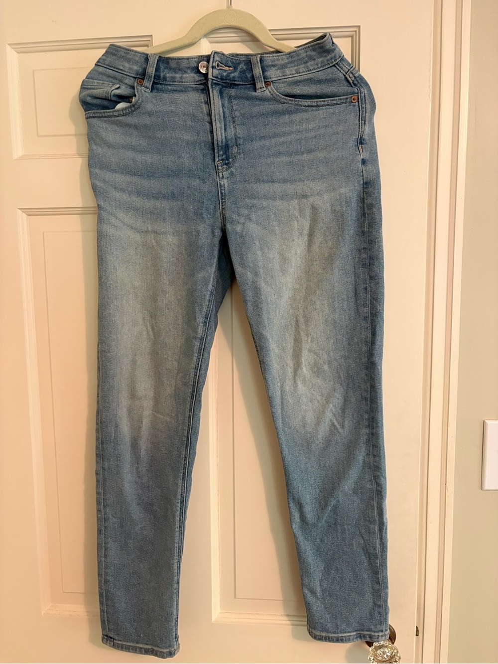 American Eagle Outfitters Women's Mom Jeans in Light Blue Wash